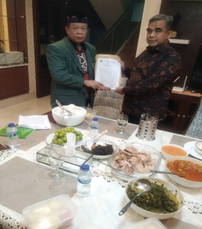 Undrizon, SH., MH (Sekretaris Jenderal DPP PERTI menyerahkan Poin-poin Penting Dalam Audiensi kepada Bapak H. Ahmad Muzani (Sekretaris Jenderal & Wakil Ketua MPR RI)